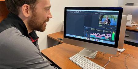 Instructor teaching After Effects bootcamp course, explaining special effects and motion graphics techniques.